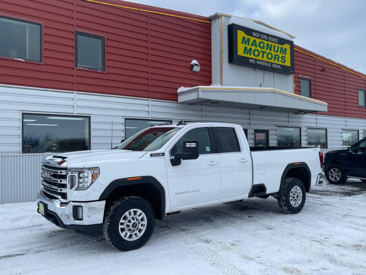 2022 White /charcoal cloth GMC Sierra 2500HD SLE (1GT59ME79NF) with an 6.6 Liter engine, 6 speed automatic transmission, located at 1960 Industrial Drive, Wasilla, 99654, (907) 274-2277, 61.573475, -149.400146 - Photo#0